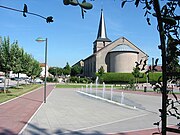 La rue d'Alsace, axe de la commune, et la place des Anciens-Combattants.