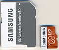 Une carte microSD, avec son adaptateur de la taille d'une carte SD classique.