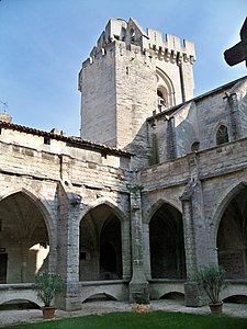 Le petit clocher et la grande tour-beffroi vus du cloître.