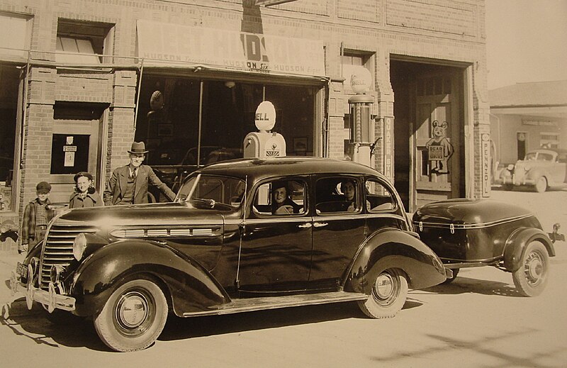 File:1938 Hudson Terraplane with Mullins trailer.jpg