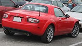 Mazda Miata Power Retractable Hard Top (PRHT) circa 2007, con un teito duro de Policarbonato de 35 kg. e capacidade de carga idéntica á versión de teito brando[6]