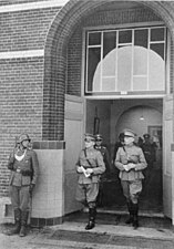 Generaal Winkelman verlaat op 15 mei 1940 het schoolgebouw waar de capitulatie is getekend