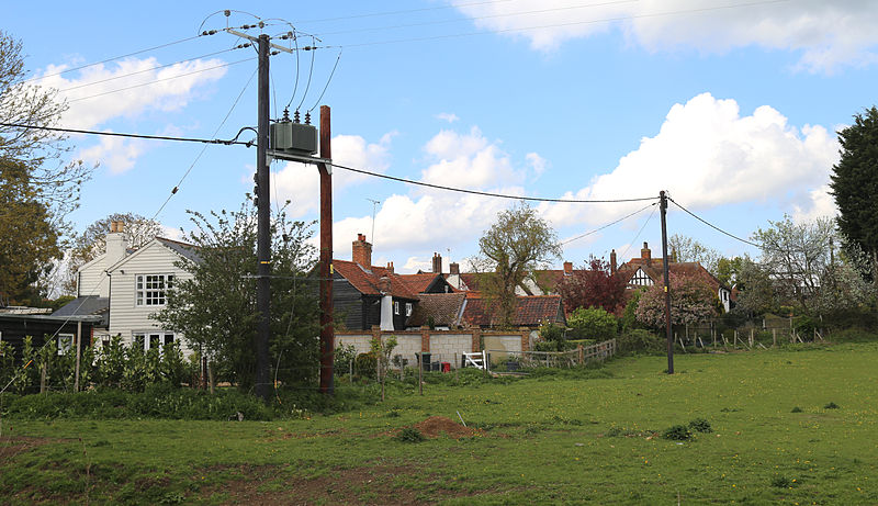 File:Back of Bridge Road houses from Cripsey Brook, Moreton village, Essex, England.jpg