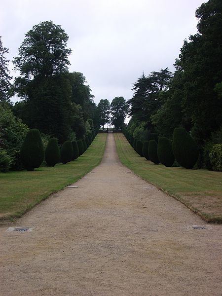 File:Drive up to Montacute House (338475542).jpg