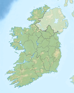 Mapa konturowa Irlandii, po prawej znajduje się owalna plamka nieco zaostrzona i wystająca na lewo w swoim dolnym rogu z opisem „Lough Tay”