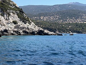 Kalem Adası sahilinin güney ucundaki kayalıklar, Türkiye