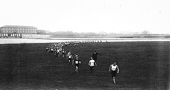 Départ du marathon des amateurs au Parc des Princes à Paris le dimanche 15 octobre 1905.