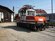 Ehemalige Straßenbahnlokomotive der Wuppertaler Stadtwerke, bis 2023 bei der Lokalbahn Lambach–Vorchdorf-Eggenberg im Einsatz, inzwischen Denkmal in Wuppertal.