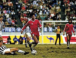 Claudio Borghi menggiring bola selama Piala Interkontinental 1985 vs.