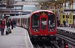 A Metropolitan line vonata érkezik az állomásra