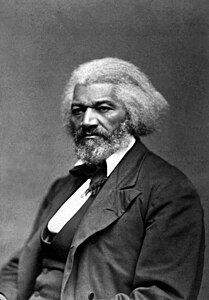 Köle olarak doğan ve köleliği kaldırmak için çaba harcayan Afroamerikan Amerikalı gazete sahibi ve siyasetçi Frederick Douglass (d. 1818 - ö. 20 Şubat 1895), ABD başkanlık seçimlerinde küçük bir parti olan Eşit Haklar Partisi'nden başkanı yardımıcısı adayı gösterilerek ABD'nin ilk afroamerikan başkan yardımcısı adayı oldu. Ancak kendisinin bu adaylıktan haberi yoktu. (aşağı yukarı 1879 yılında çekilmiştir) (Üreten: George K. Warren)