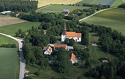 Hogräns kyrka med omgivningar.