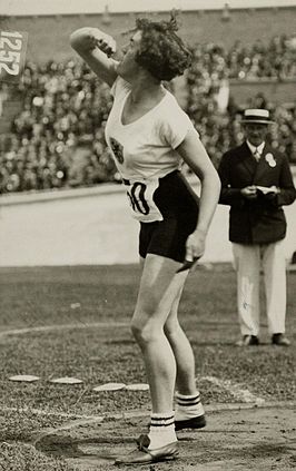 Lena Michaëlis in actie tijdens de OS van 1928