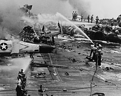 Förödelsen ombord på USS Forrestal efter den katastrofala branden 29 juli 1967.