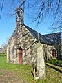 La chapelle Notre-Dame-de-Lanriot et la stèle christianisée datant de l'Âge du fer.