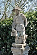 Statue am Chinesen­brunnen