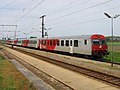 Erdbauhnsteig' in Michelhausen mit an CityShuttle-Wendezug (Bmpz-ls 80-73) im Nahvakeahs-Schrägdesign (CRD – CorporateReDesign)