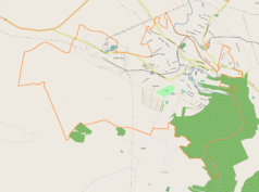 Mapa konturowa Buczacza, po prawej nieco u góry znajduje się punkt z opisem „Cerkiew Podwyższenia Krzyża Świętego i klasztor Podwyższenia Krzyża Pańskiego w Buczaczu”