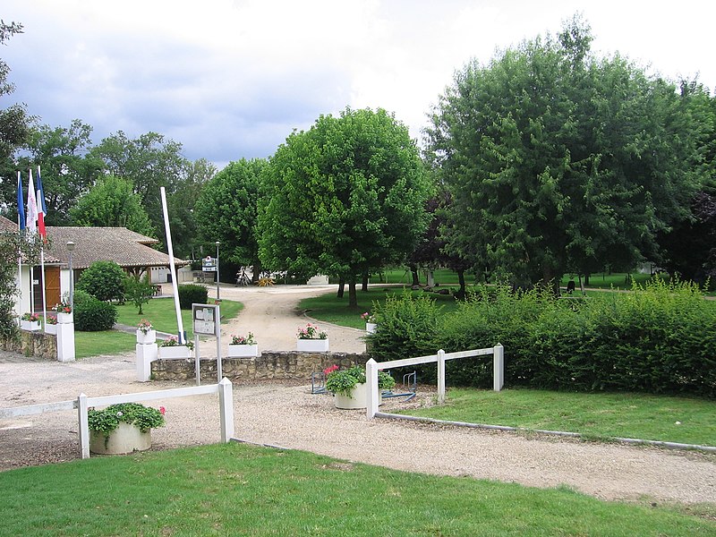 File:Camping municipal.jpg