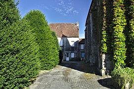 Le long de l'Eglise de Saint-Sornin-Leulac.jpg