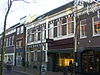 Helft van voormalig dubbel woonhuis, thans winkel-woonhuis