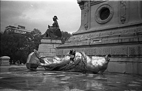 Restos de la escultura de la Victoria Alada tras el sismo.