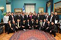 Los 33 mineros posen xunto al Presidente Piñera nel salón presidencial de la Moneda.