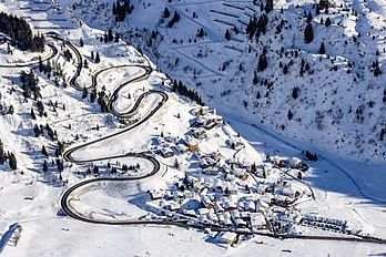 Lacets dans le Vorarlberg, à l'ouest des Alpes de Lechtal. (définition réelle 6 000 × 4 002)