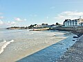 Tréboul : l'établissement thermal (thalassothérapie) en bordure de la plage des Sables Blancs.