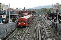 Ein Zug der Osloer T-bane am Bahnhof Majorstuen