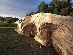 Le collectif Artimuse réalise des œuvres à partir de cagettes en bois[3]. Ici, œuvre dans le cadre de Lille 3000, Citadelle de Lille.