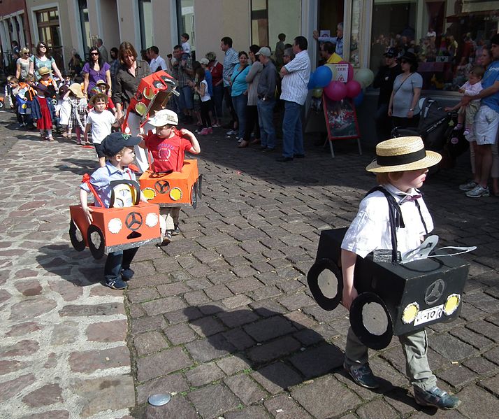 File:Fahrzeugkorso Sommertagszug Ladenburg.JPG