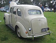 Ford Prefect A493A berline. Cette image montre le toit solide, le coffre allongé et la ligne de sertissage sur les portes avant.