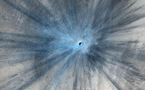 3° 42′ N, 53° 24′ E﻿ / ﻿3.7°N,53.4°E﻿ / 3.7; 53.4 Cràter d'impacte recent sobre Mart, mostrant un sistema radial prominent de materials ejectats. Aquest cràter de 30 m de diàmetre es va formar en algun moment entre juliol de 2010 i maig de 2012 (notificat el 19 de novembre de 2013)[2]