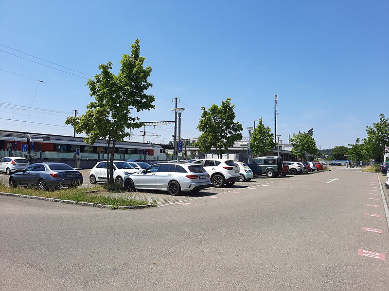 File:Parkplatz Bahnhof Bassersdorf.jpg