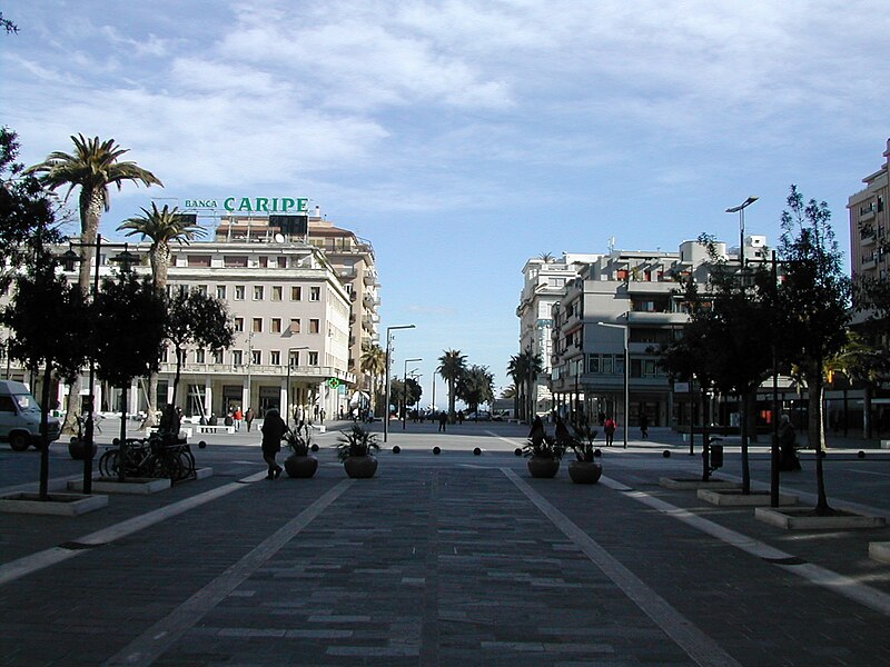 File:Pescara Piazza Salotto0006.JPG