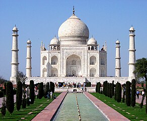 Taj Mahal – Shah Jahanin rakennuttama mausoleumi persialaisen vaimonsa muistolle, 1600-luku.