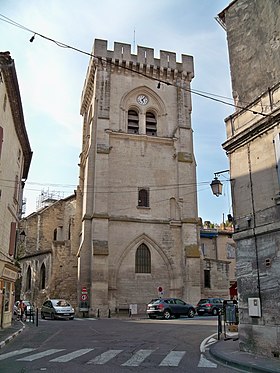 La tour-beffroi orientale.