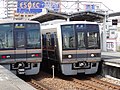 JR西日本207系電車。右が電気連結器を装備していない試作車。