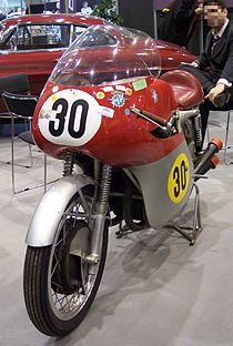 De MV Agusta 500 4C was in 1956 voor het eerst succesvol, maar toen moest Gilera het halve seizoen aan de kant blijven staan