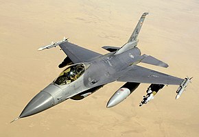 イラクの砂漠地帯を飛行中のF-16（2008年）