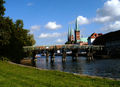 Blick vom Lübecker Malerwinkel an der Stadttrave (stadtlübisch: Obertrave) auf die Altstadt mit St. Petri und Marienkirche