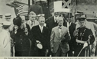 Woodrow Wilson with veterans, two of whom are holding flags