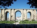 フランスのラーンス市（Reims）に残る、帝制ローマ期（3世紀）の軍神マルスの凱旋門（Porte de Mars）。 レーミー族 Rēmī（仏 Rèmes）は、ラーンス（Reims）近辺にいた部族で、都市名 Reims も部族名に由来する。同市のラテン語名は Durocortorum だが、これは彼らの首邑のラテン語名 Durocortorum である。