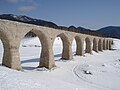 2007年3月撮影。雪と氷に覆われた湖面から橋脚が出ている晩冬期。