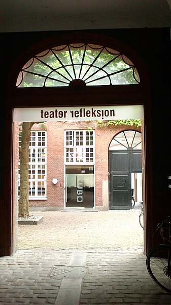 File:Teater Reflektion 01.jpg