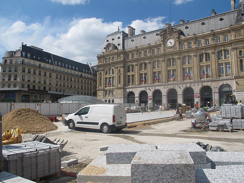 File:Travaux parvis gare Saint-Lazare, Paris 8e 2.jpg