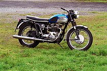 Triumph P1 prototype uit 1965, feitelijk een T120 Bonneville met een ander motorblok. De middelste uitlaat lijkt te ontbreken, maar het uitlaatspruitstuk is verbonden met de balanspijp.