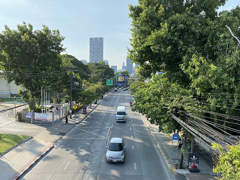 File:Nang Linchee Road, Bangkok.jpg