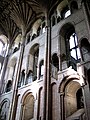 Des galeries de circulation au deuxième et troisième niveaux du transept de la cathédrale de Norwich, Angleterre. fin XIe siècle.